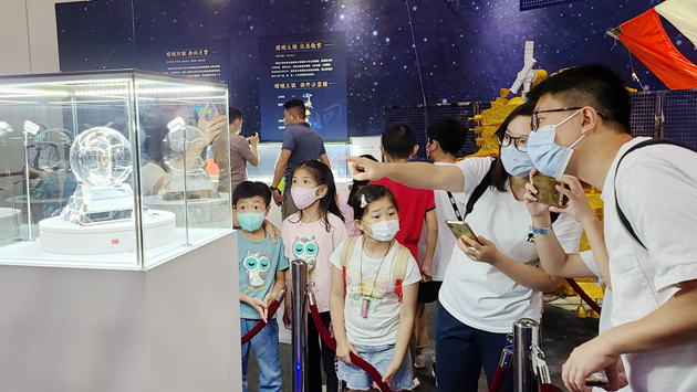 圖集 | 月壤重新入櫃 市民熱情不減爭相打卡