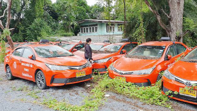 疫情下幾乎冇生意 泰國大量的士閒置車場