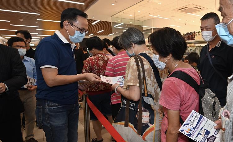 外展隊於23至25日在石籬邨提供接種服務 聶德權籲長者參與