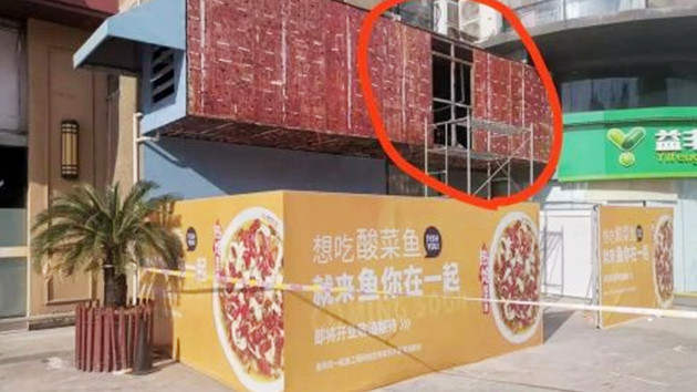 江蘇泰州一商場廣告燈箱內發現女屍 警方：初步排除他殺