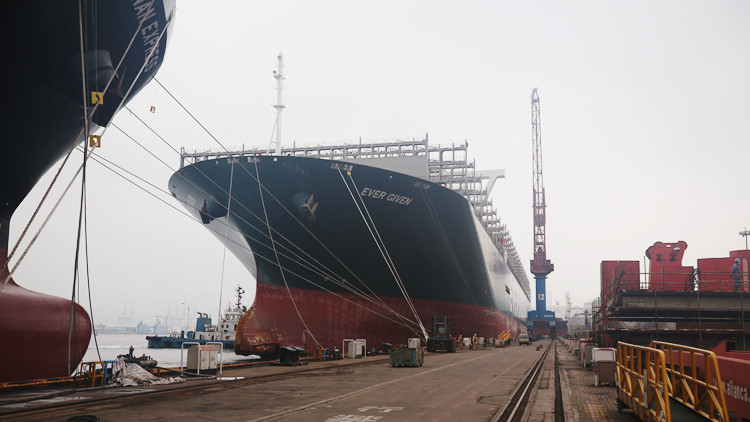 「長賜」號抵達青島維修 曾造成蘇伊士運河「世紀大堵塞」