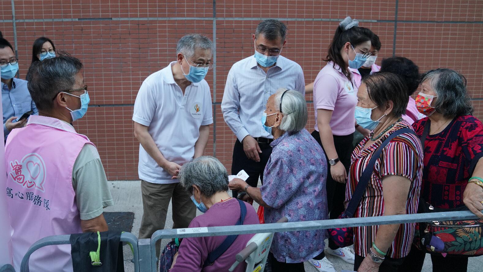 有片｜招商局開展「中企服務進社區」活動 向沙田博康邨老人派免費晚餐