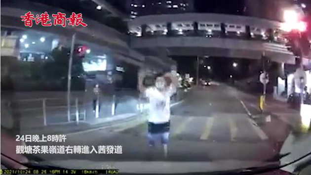 有片｜觀塘疑有「碰瓷黨」出沒 男子撲上私家車幸未有受傷