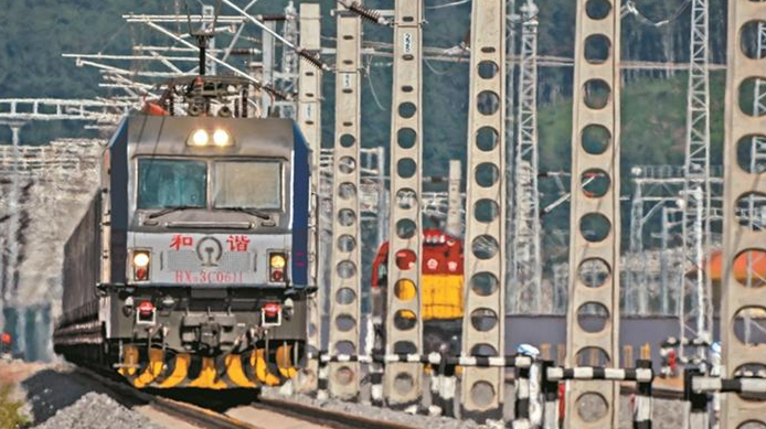 首趟從昆明始發 中老鐵路國際列車抵達萬象