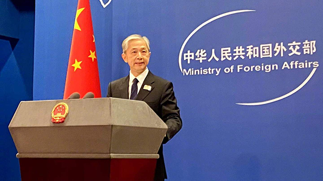 外交部發言人汪文斌佩戴冬奧會倒計時50天紀念徽章