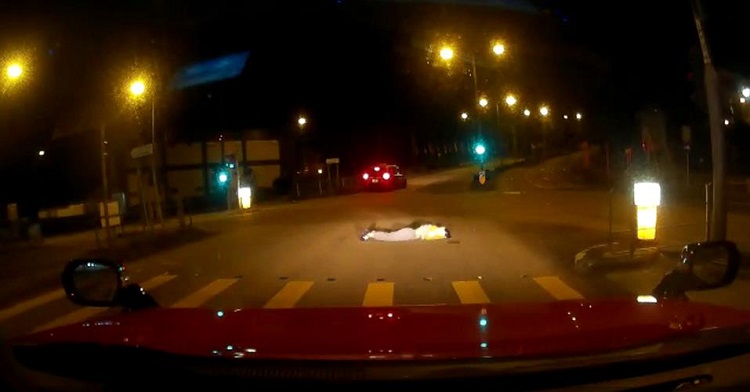 有片 | 女子心急過馬路 未見的士駛來被狠撞