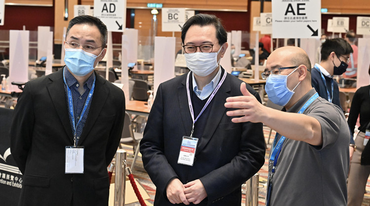 馮驊巡視立法會換屆選舉投票站