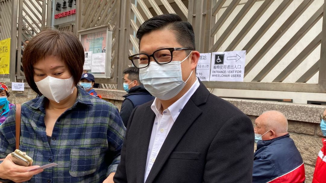  ​鄧炳強到票站投票 指取票過程順暢