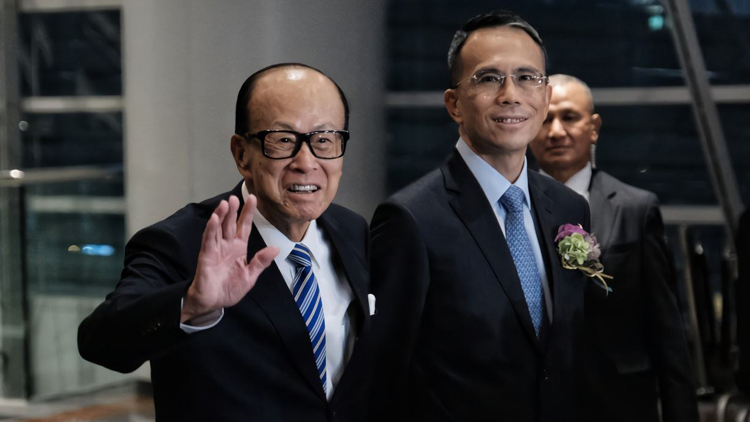 李嘉誠新一輪9633萬元增持長實 權益反超李澤鉅