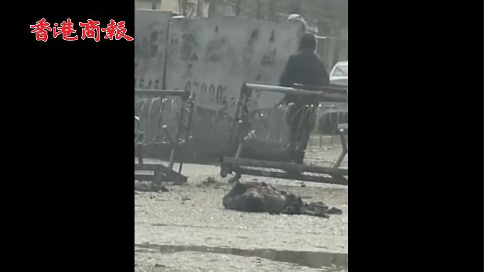 有片 | 阿富汗護照辦理機構門前發生爆炸 自殺式襲擊者闖入時被擊斃