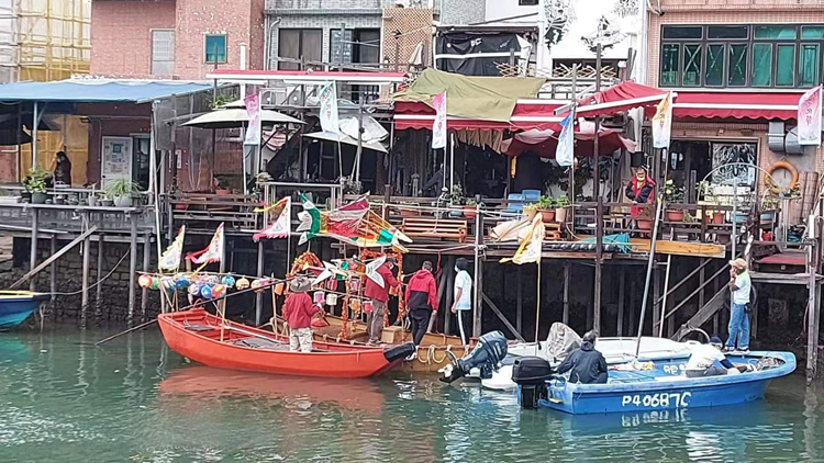 有片｜大澳水上巡遊26日舉行 遊人迫爆橫水渡大橋