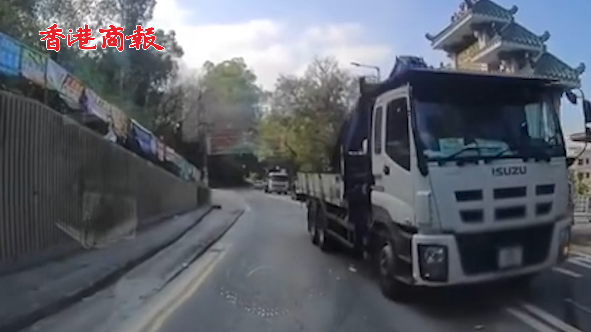 有片丨貨車橫越雙白線及逆行「扒頭」 司機涉危險駕駛被捕