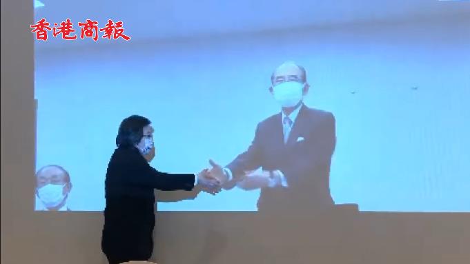 有片 | 台官員與日本代表「隔空握手」 網友：萊豬配核食最對味