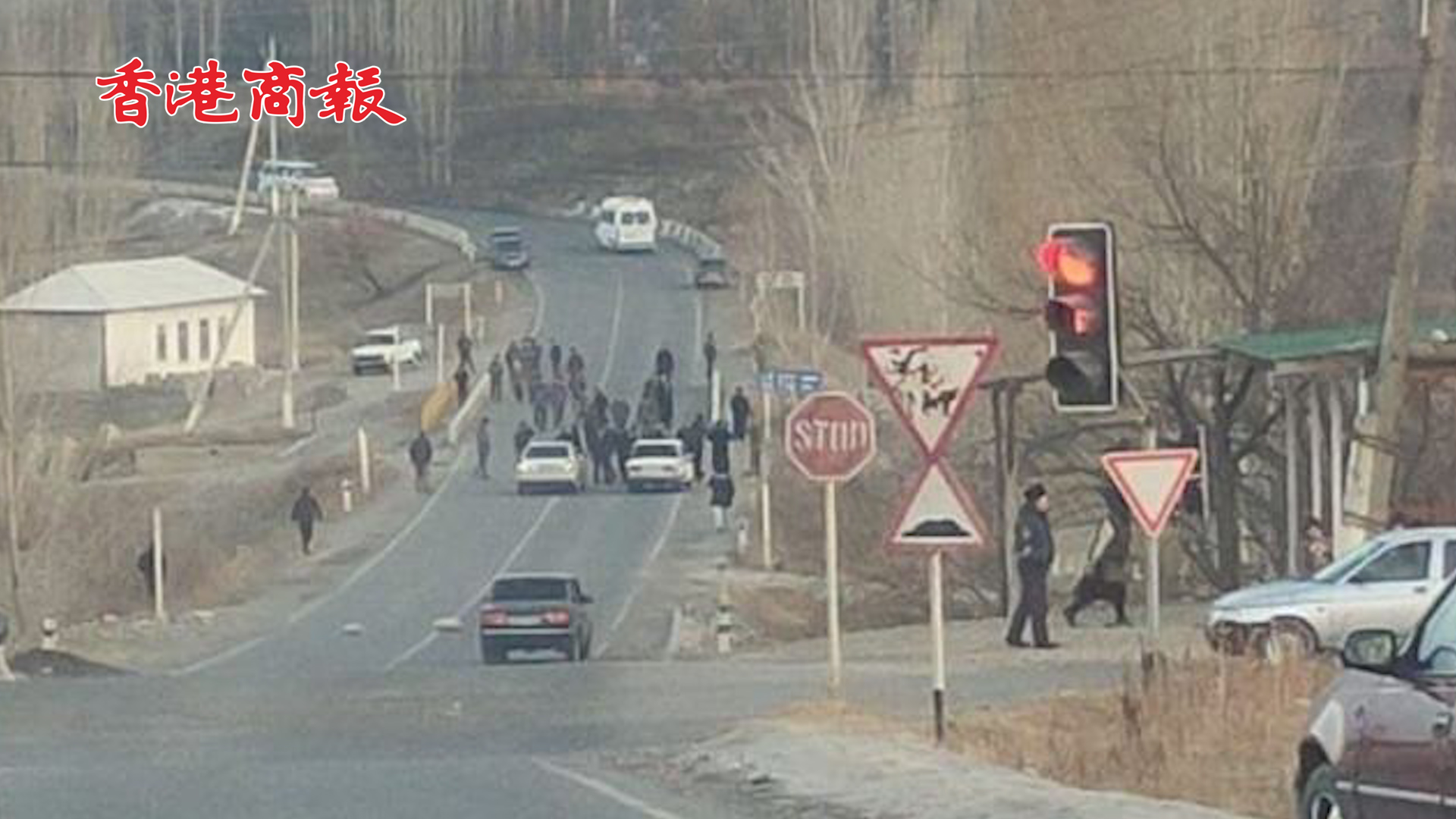 有片丨吉爾吉斯斯坦和塔吉克斯坦發生交火 塔方軍車駛往邊境