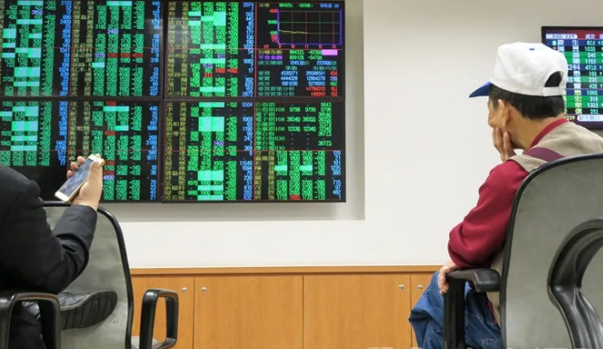 台股開盤震盪 重新站上萬八關卡