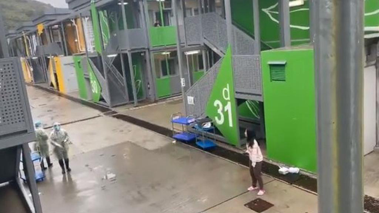 有片｜竹篙灣保安疑遭隔離女子拳打腳踢  被送院治理