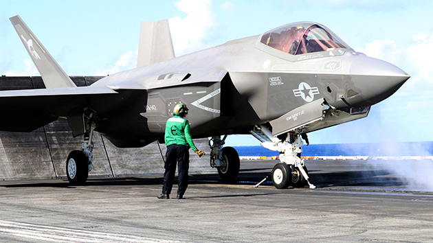 美軍稱已撈出墜入南海的F-35C戰機 將評估能否運回美國