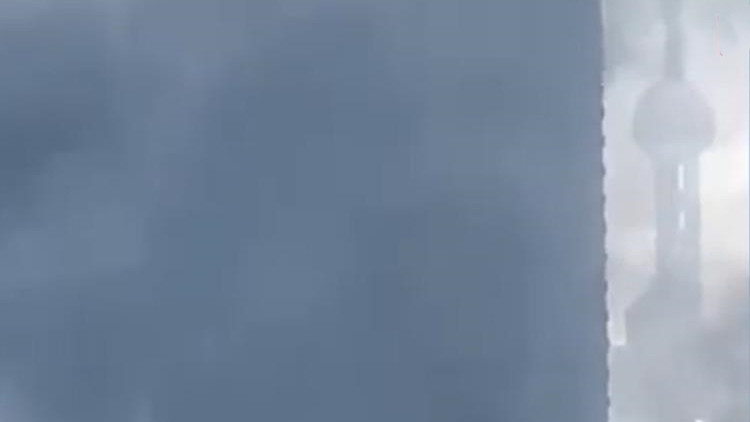 有片丨上海靜安一建築工地發生火災  現場黑煙不斷無人傷亡