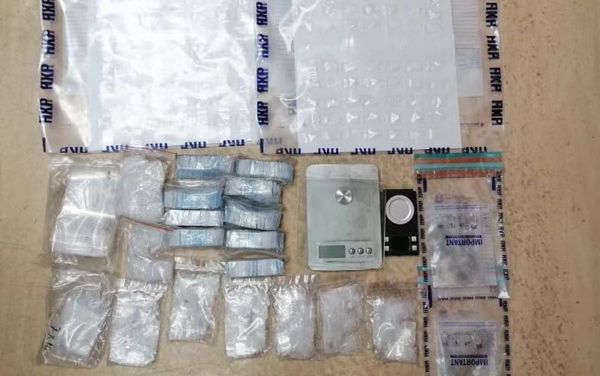 警方於黃大仙檢獲市值約7.35萬元毒品 拘捕4名青年