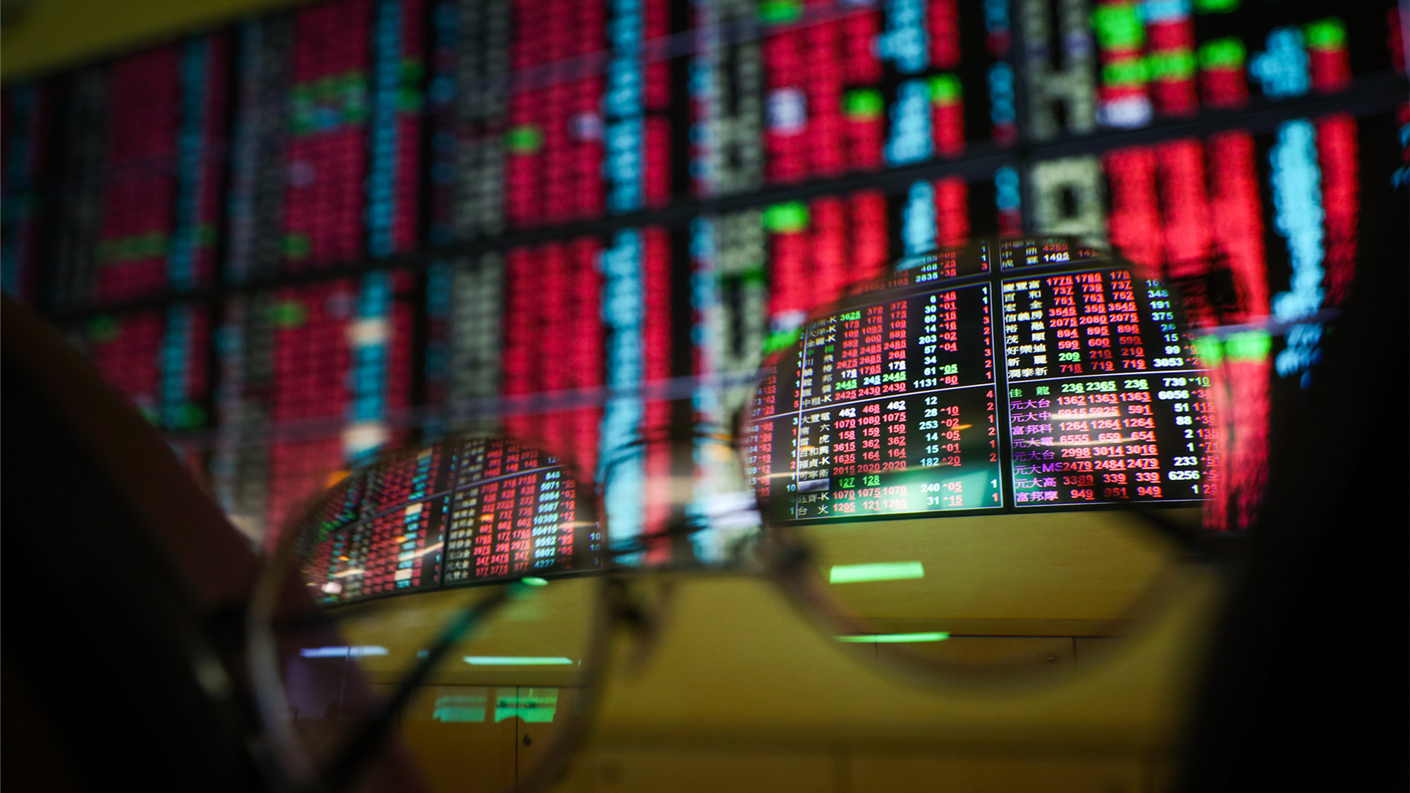 台積電翻紅 台股跌幅收斂收17699點守住5日線