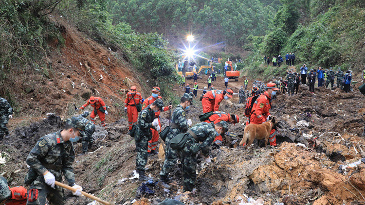 東航墜機現場搜尋範圍擴大近5倍 仍在努力搜救生命