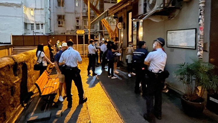 警方灣仔突擊巡查酒牌場所 14人涉違禁聚令被發告票