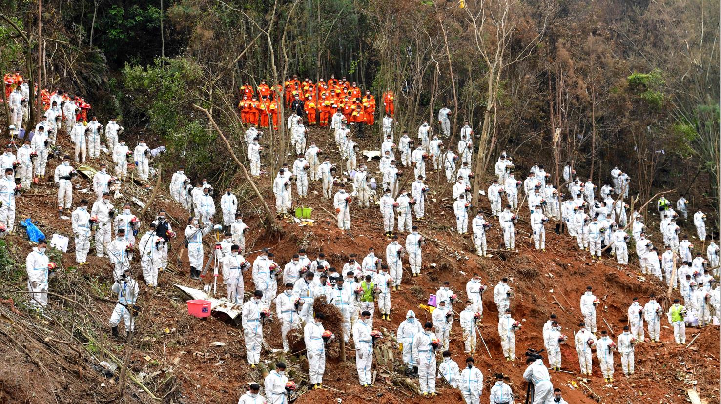 圖集｜全場鳴笛 東航飛行事故現場舉行遇難者哀悼活動
