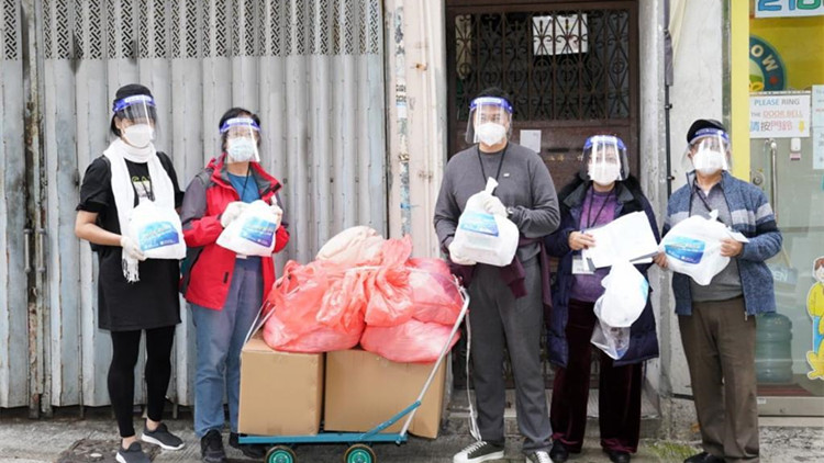 邵家輝率業界義工向「三無大廈」逐家逐戶派發防疫包