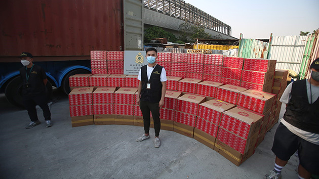 屯門貨櫃場藏1050萬支私煙 海關據兩男