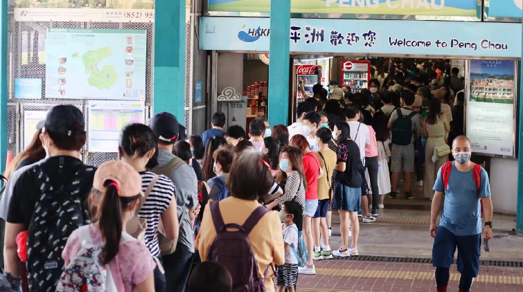 復活節假期首日 大批市民到離島郊遊中環碼頭現人潮