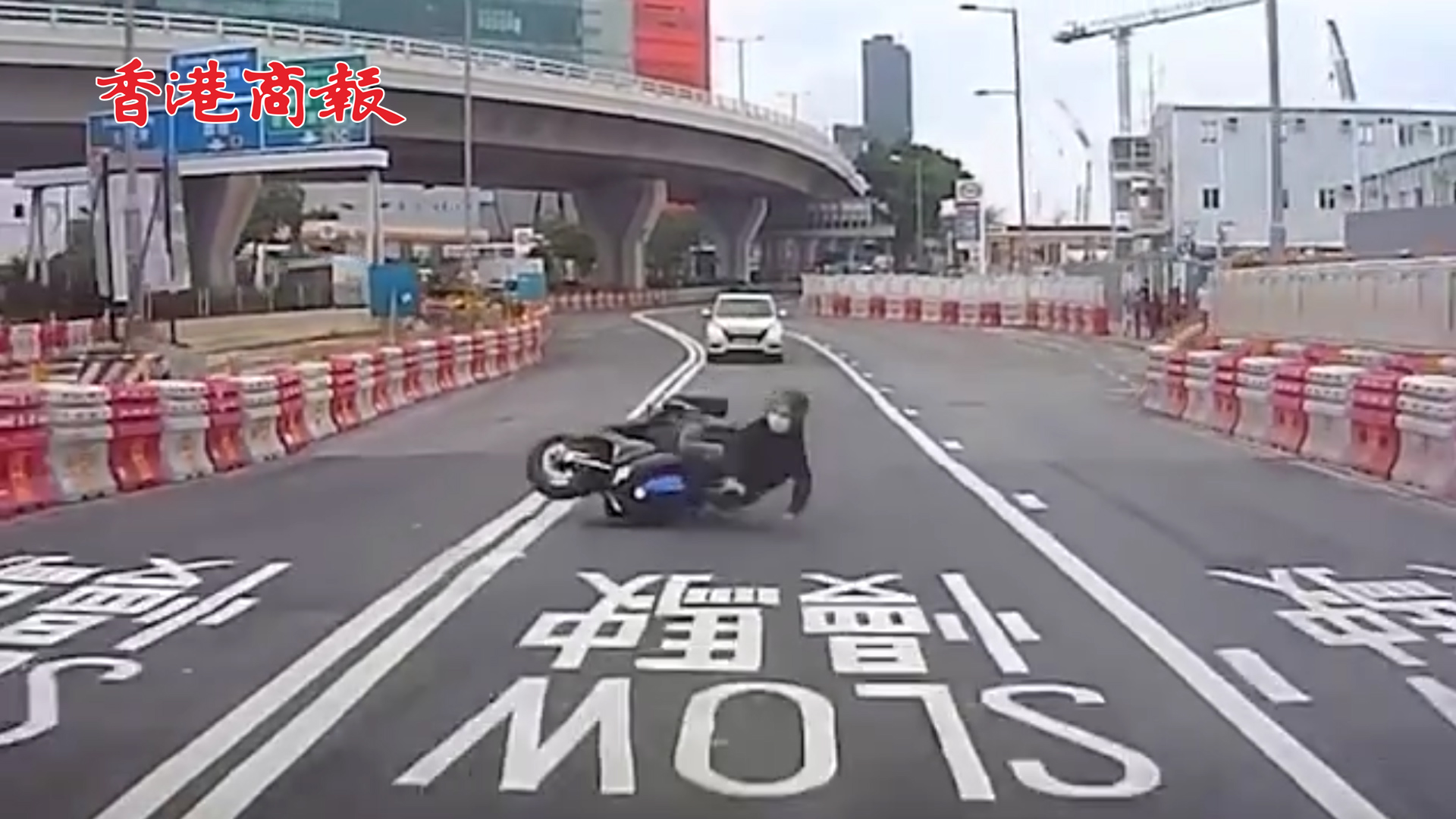 有片｜電單車輾中石塊失控翻車 司機險遭後車撞擊