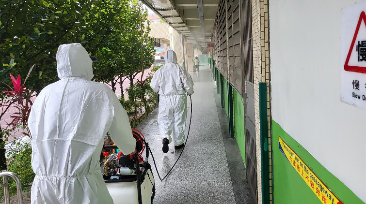 台灣800所學校已停課：學校人員5月9日起要求打齊3針