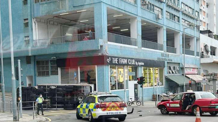 沙田火炭路近穗禾路交界貨車與的士相撞 4人受傷送院救治