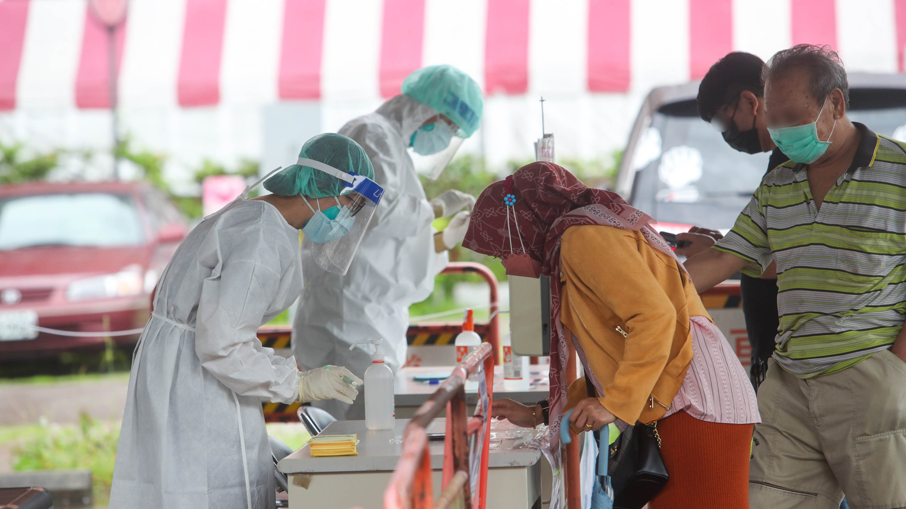 台灣26日新增本土病例數破8萬 104殁創單日新高