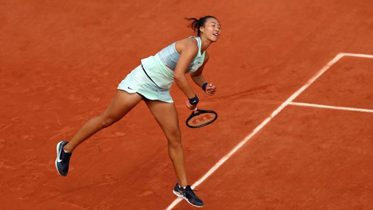 躋身32強 19歲中國小將鄭欽文擊敗法網大滿貫得主哈勒普