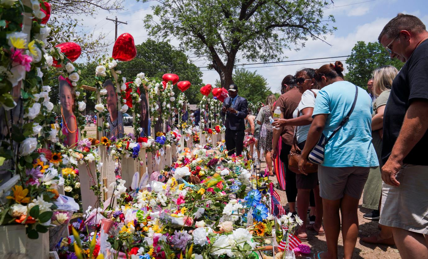 圖集丨美國民眾悼念校園槍擊事件遇害者
