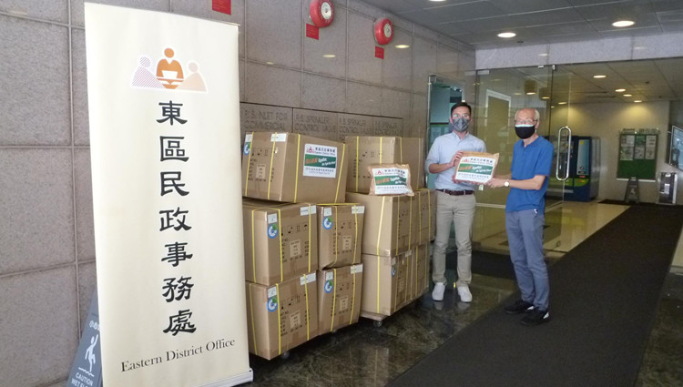 民政事務總署於東區派發5.5萬套快測套裝 籲當區居民檢測