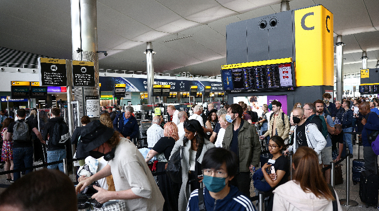 英國希斯路機場人手短缺 限制每日離境人數上限10萬
