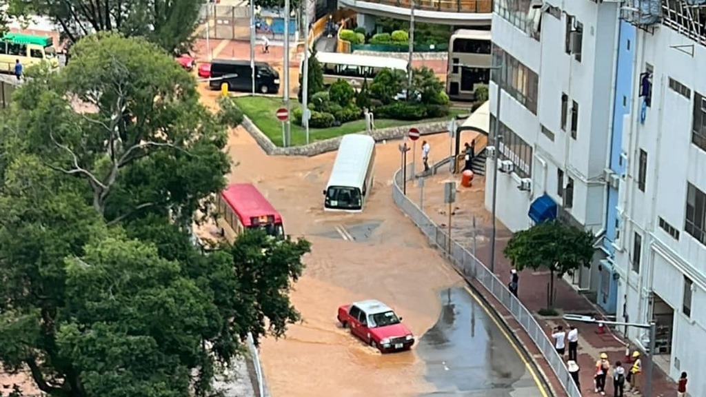 荃灣西樓角路地底食水管爆裂 現場出現路陷
