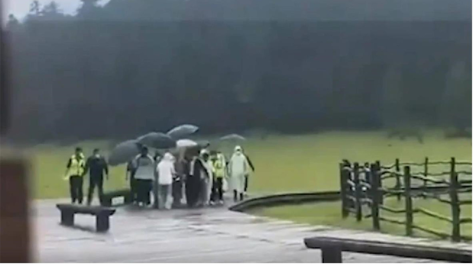 一對新人在玉龍雪山拍婚紗照 新郎遭雷擊身亡