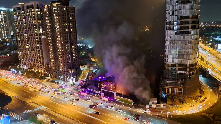 台中一豪宅工地起火 無人員傷亡