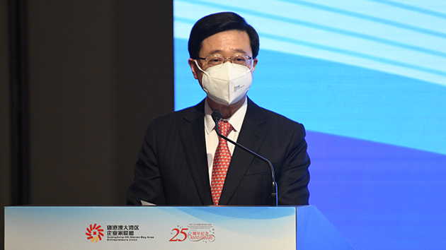 102人獲頒大灣區傑青企業家 李家超：政府為港青到大灣區發展提供資金支持