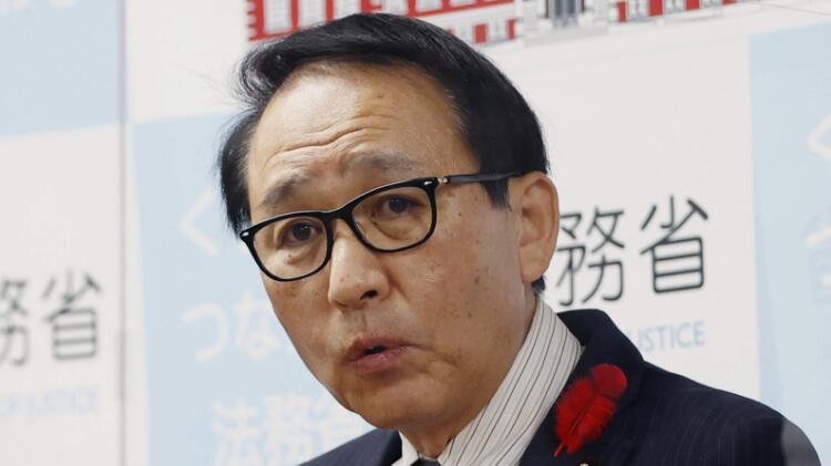 自嘲拿不到政治獻金「只有簽批死刑才會見報」日法務大臣失言請辭