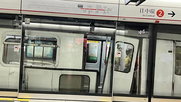 港鐵向政府提交甩門事故初步報告：列車和軌旁金屬護欄組件碰撞