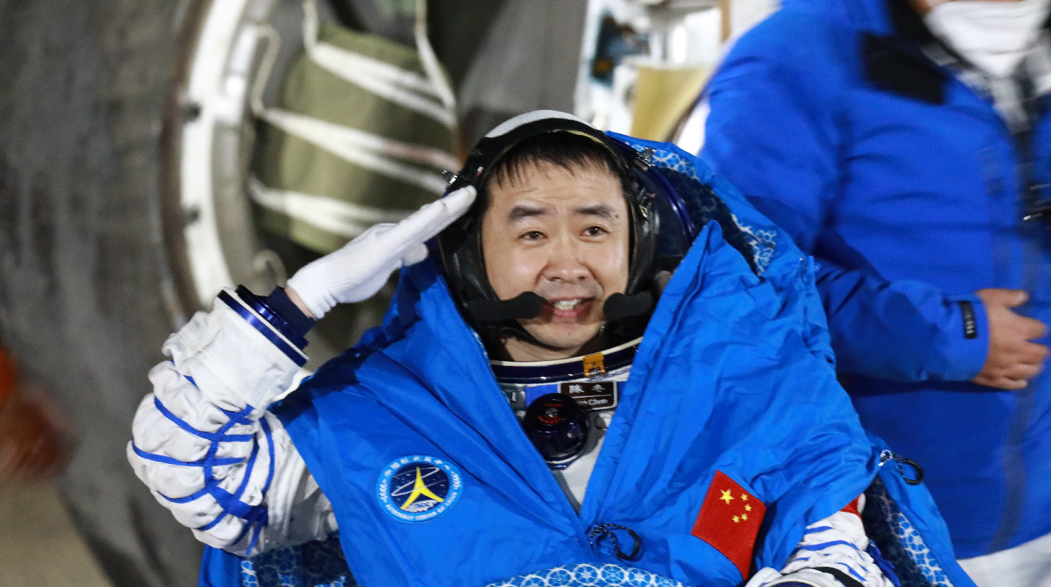 神舟十四號航天員乘組平安抵京