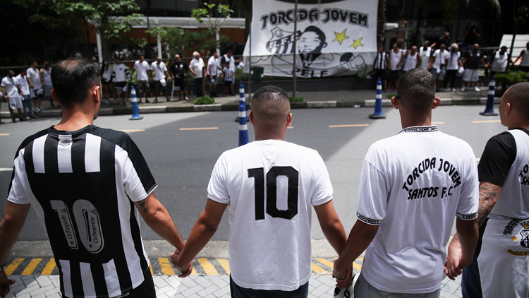 球王貝利入院  巴西民眾和球迷聚集醫院外祝禱