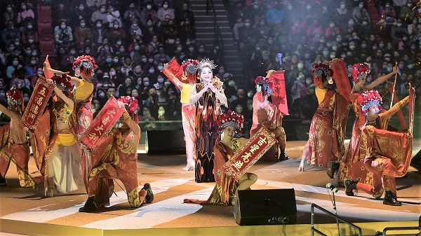 【娛樂】肥媽賀年個唱首場 憑歌向觀眾拜年炒熱全場氣氛