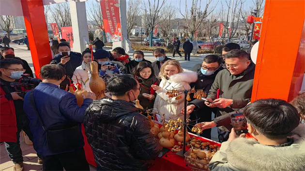 俄羅斯友人煙台樂享元宵節