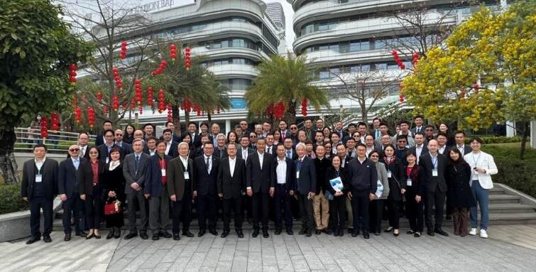 梁振英率全面通關後香港首個考察團訪內地　讚「一地兩檢」方便出行