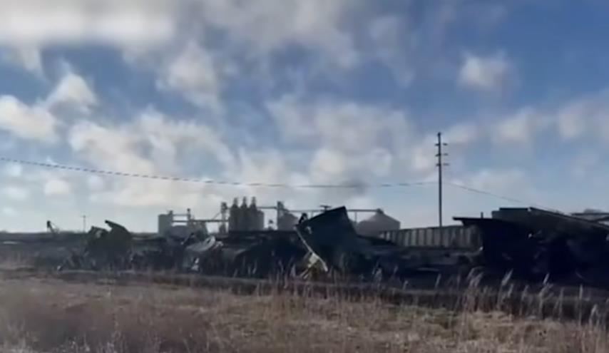 美國再發生火車脫軌事故 多節車廂散落鐵軌旁